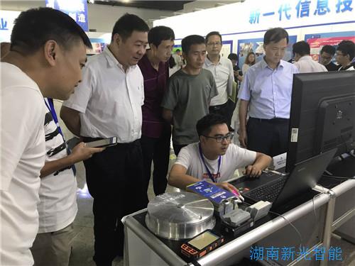 双创活动周期间，湖南省发改委省党组成员、副主任卓群参观新光智能井盖